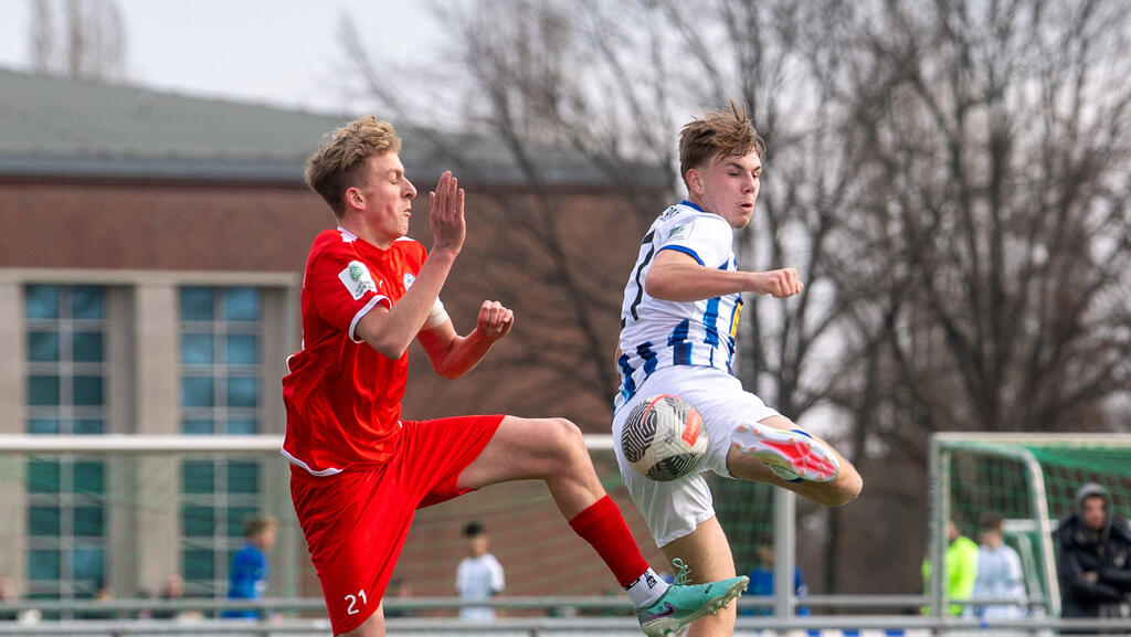 Caspar Medlin (l.) bleibt bei Holstein Kiel