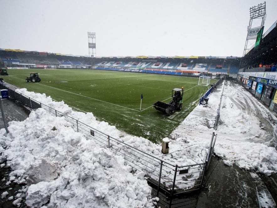 In de nacht voor de wedstrijd tussen PEC Zwolle en Feyenoord viel er centimeters sneeuw in Zwolle, waardoor de medewerkers al vroeg op de zondag het speelveld sneeuwvrij moesten maken. (14-02-2016)