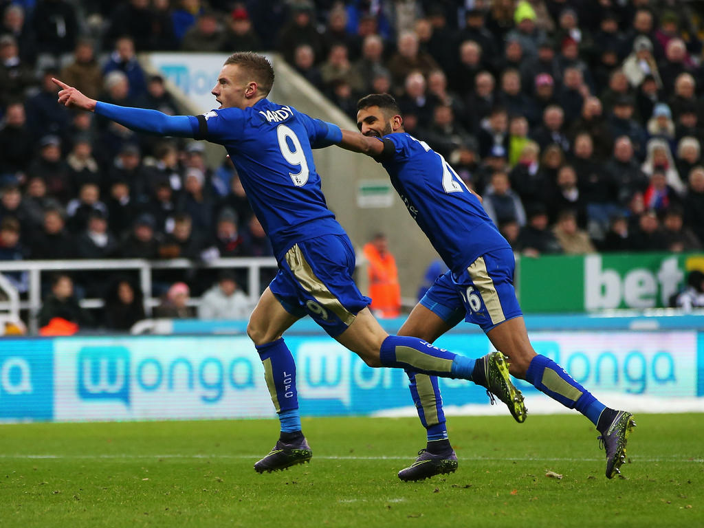 Dos grandes protagonistas: Vardy y Mahrez celebran un gol del Leicester City. (Foto: Getty)