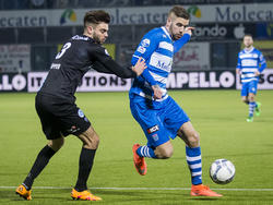 Robin Pröpper (l.) in duel met Lars Veldwijk (r.) tijdens het competitieduel PEC Zwolle - De Graafschap. (05-03-2016)