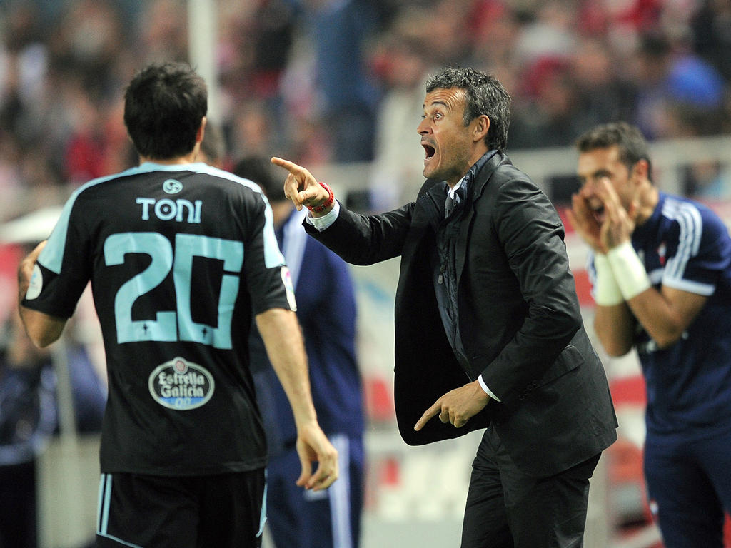Luis Enrique (r.) treibt seine Mannschaft von der Seitenlinie aus an Luis Enrique (r.) treibt seine Mannschaft von der Seitenlinie aus an