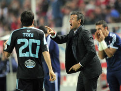 Luis Enrique (r.) treibt seine Mannschaft von der Seitenlinie aus an