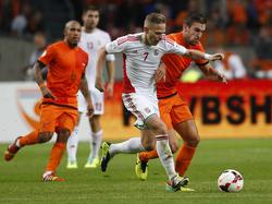 In de WK-kwalificatiewedstrijd tussen Nederland en Hongarije speelt ex-PSV-speler Balázs Dzsudzsák (m.) Kevin Strootman (r.) voorbij. (11-10-2013)
