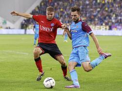 Joey van den Berg (l.) doet er alles aan om Davy Pröpper (r.) tijdens Vitesse - sc Heerenveen van de bal te zetten. (20-09-2014)