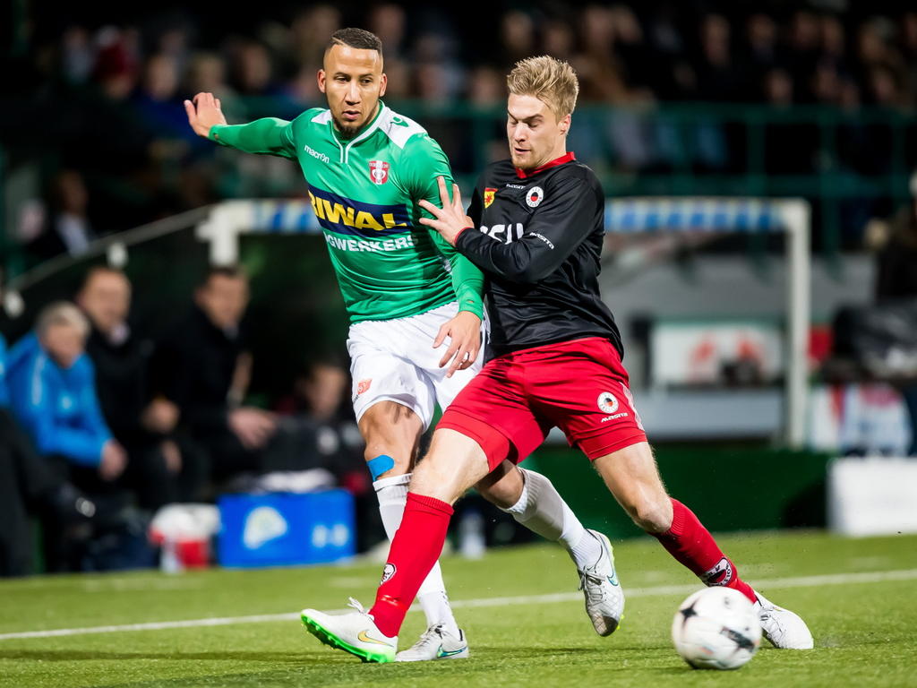 Tom van Weert (r.) en Josimar Lima (l.) gooien de beuk erin tijdens het competitieduel FC Dordrecht - Excelsior. (24-01-2015)