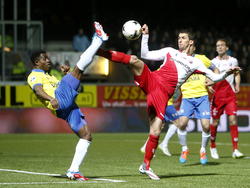 Bartholomew Ogbeche (l.) en Christian Kum (r.) doen een uiterste poging om bij de bal te komen tijdens SC Cambuur - FC Utrecht. (14-03-2015)