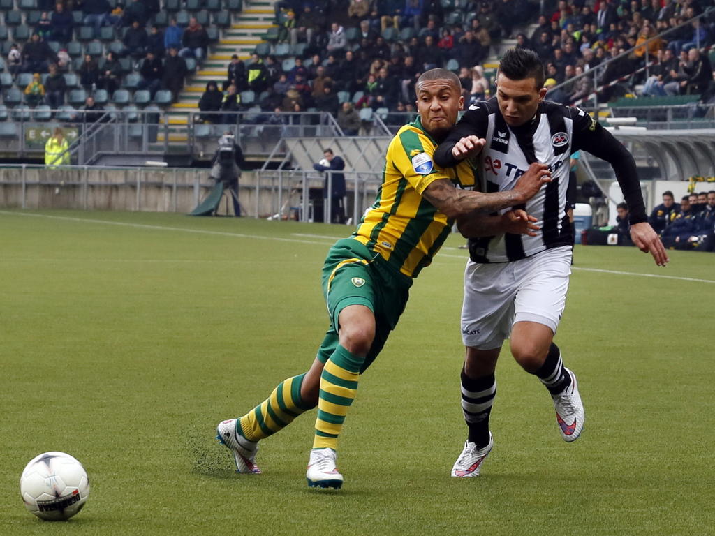 Gianni Zuiverloon (l.) heeft moeite om Brahim Darri in het gareel te houden tijdens ADO Den Haag - Heracles Almelo. (15-03-2015) Gianni Zuiverloon (l.) heeft moeite om Brahim Darri in het gareel te houden tijdens ADO Den Haag - Heracles Almelo. (15-03-2015)