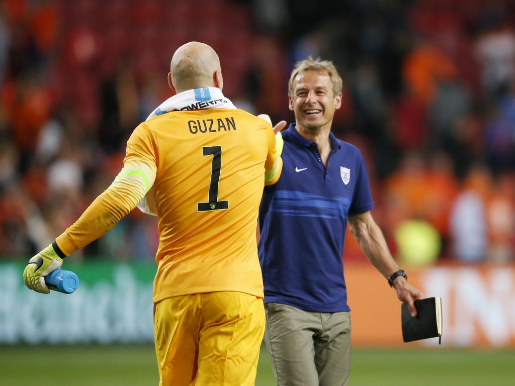 Jürgen Klinsmann (r.) bedankt als bondscoach van de Verenigde Staten zijn doelman Brad Guzan na afloop van de 3-4 overwinning op het Nederlands elftal. (05-06-2015)