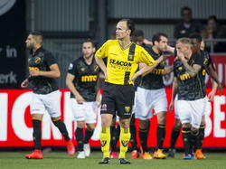 Niels Fleuren (v.) van VVV-Venlo heeft de smoor in, achter hem viert NAC Breda de 0-1 in het play-offduel om promotie en degradatie. (22-05-2015)