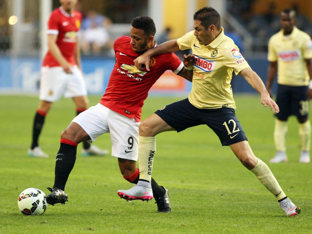 Memphis Depay maakt zijn officieuze debuut voor Manchester United in de oefenwedstrijd tegen CF América. Hier is de Nederlander verwikkeld in een fysiek duel met Pablo Aguilar. (17-07-2015)