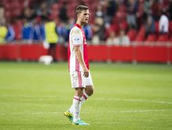 Centrale verdediger Joël Veltman druipt teleurgesteld af na de nederlaag van Ajax thuis tegen Willem II. (20-08-2016)