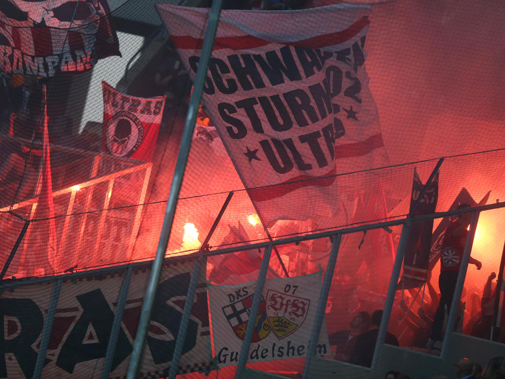 Fans des VfB Stuttgart zündeten gegen Frankfurt Bengalos