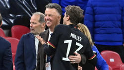 Louis van Gaal umarmt Thomas Müller vom FC Bayern