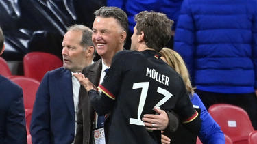 Louis van Gaal umarmt Thomas Müller vom FC Bayern