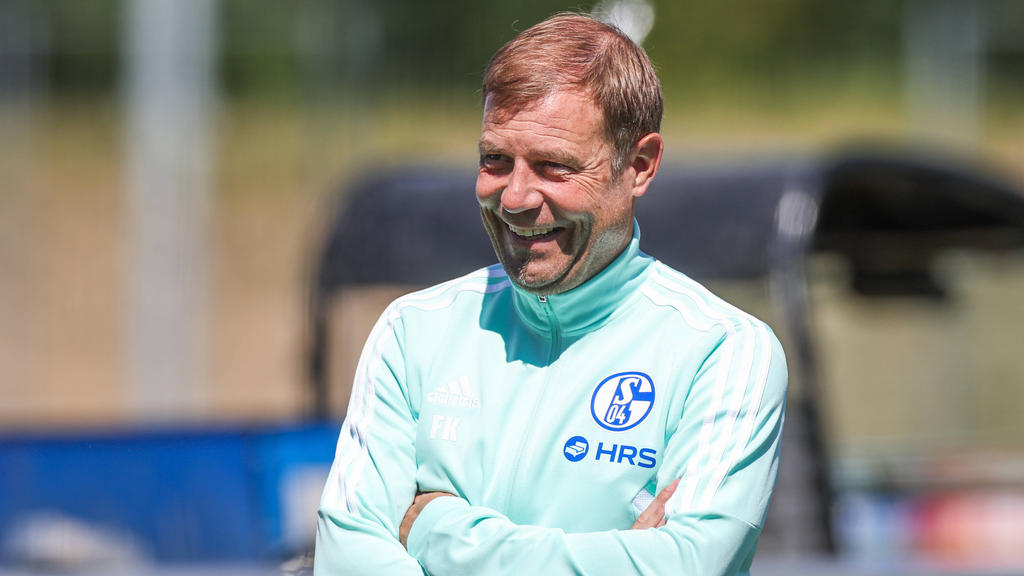 Schalkes Cheftrainer Frank Kramer schaut seinem Team beim Trainingsauftakt zu