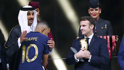 Emmanuel Macron (r.) sprach der französischen Nationalmannschaft Mut zu