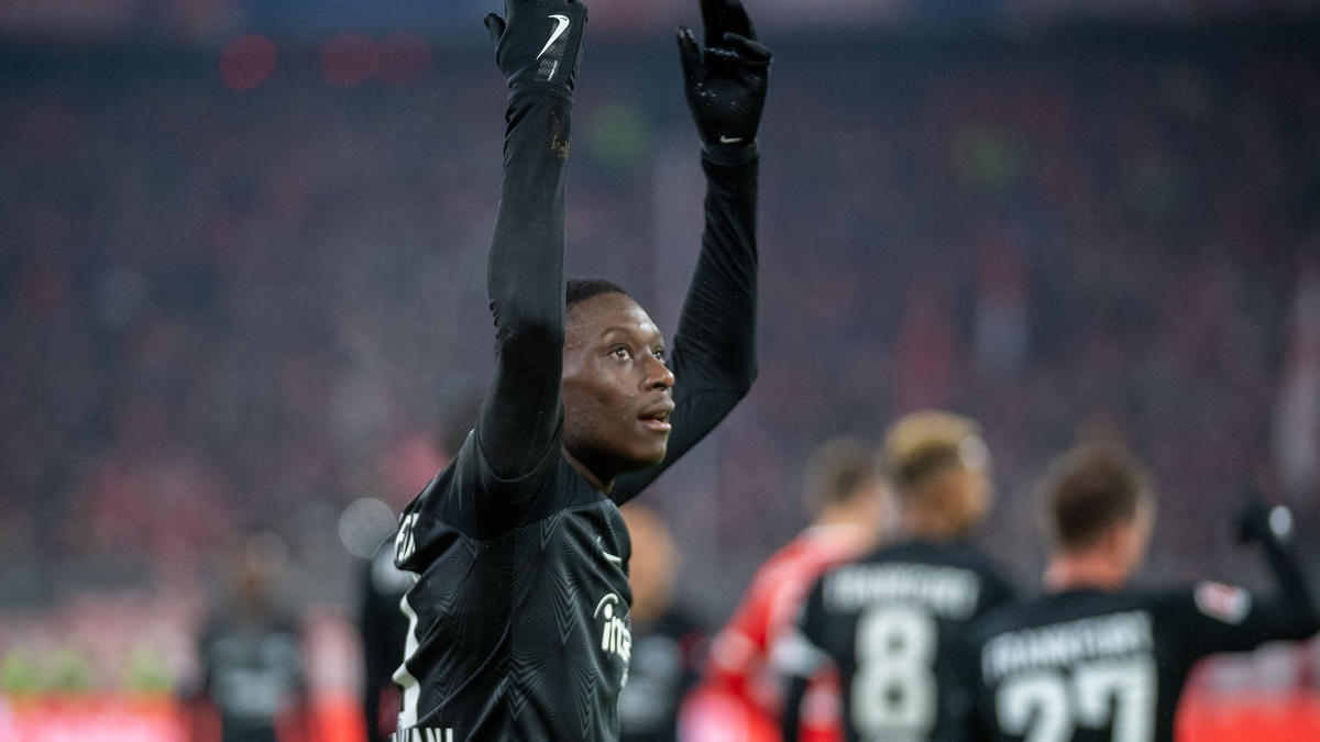 Randal Kolo Muani (l) will sich nur auf Frankfurt konzentrieren.