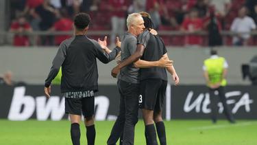 Freiburgs Trainer Christian Streich umarmt seine Spieler nach dem Sieg bei Olympiakos Piräus