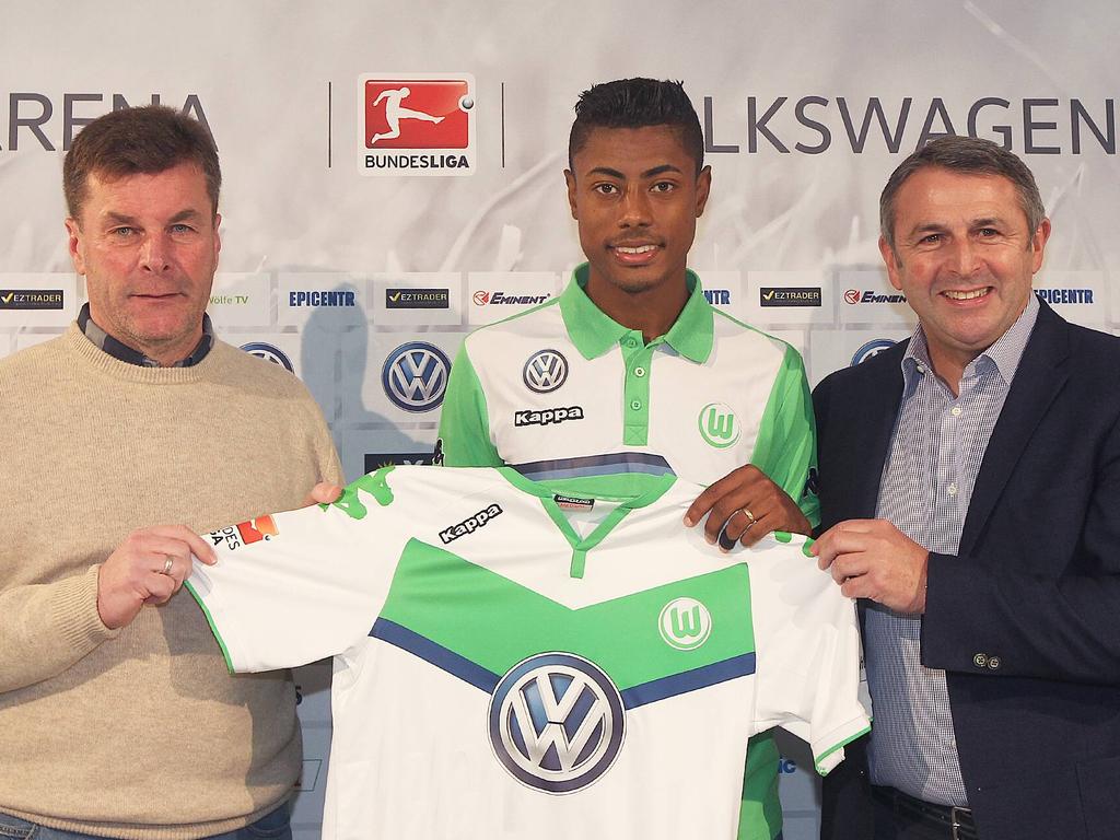 Bruno Henrique (M.) ist als Neuzugang beim VfL Wolfsburg vorgestellt worden