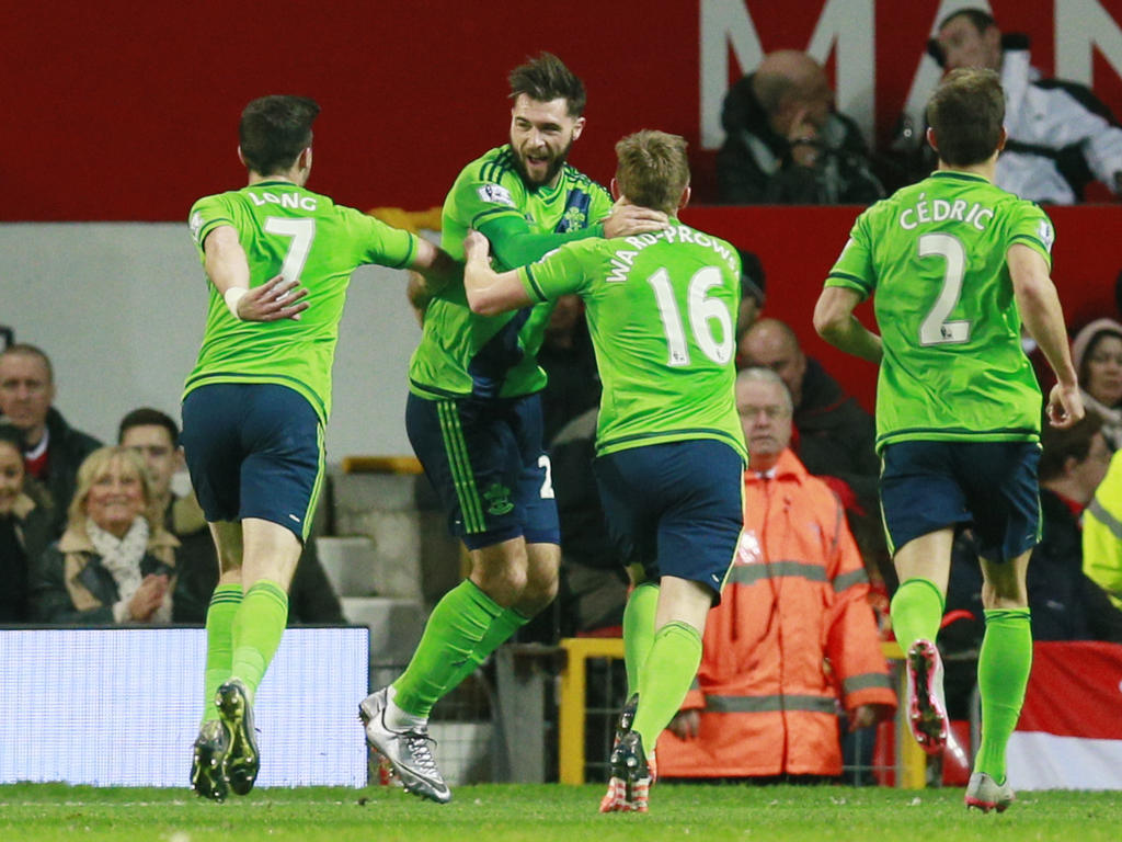 Southampton viert de 0-1 van debutant Charlie Austin (tweede van links) tijdens het competitieduel Manchester United - Southampton. (23-01-2016)