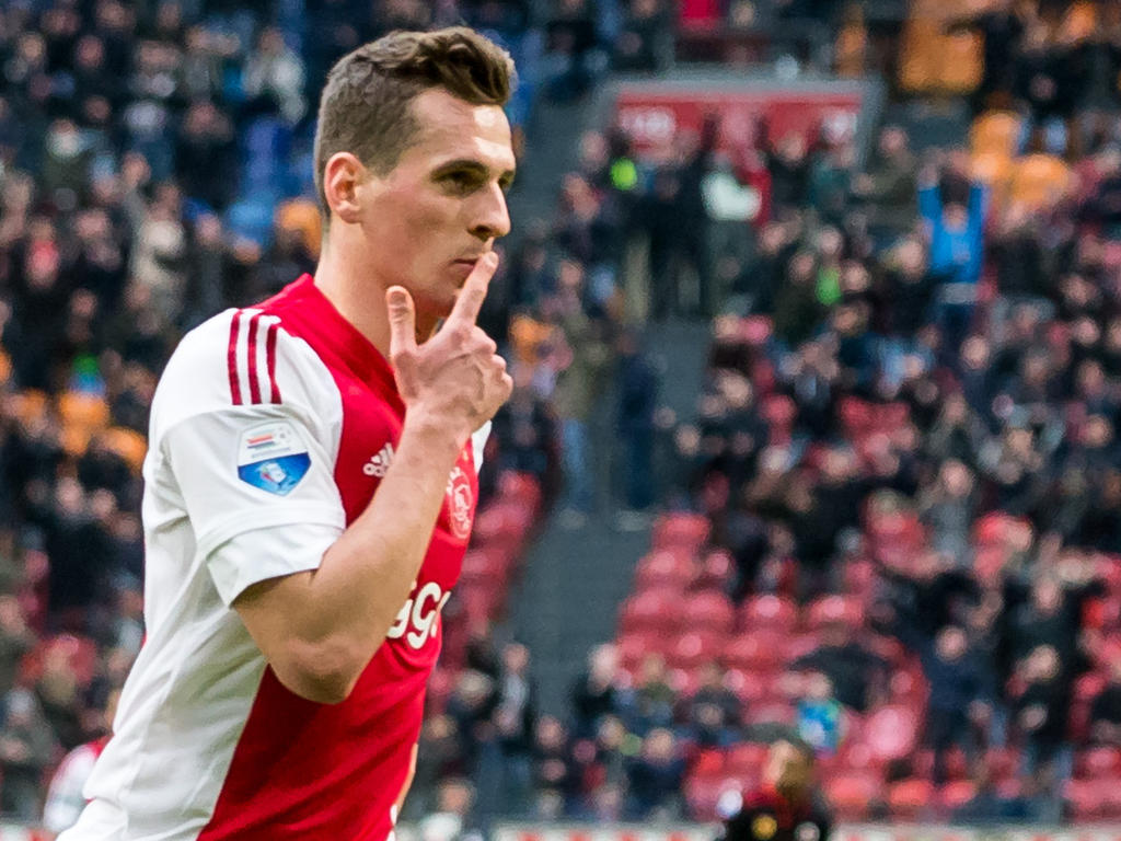 Met een fantastische knal zorgt Arkadiusz Milik ervoor dat Ajax op een 1-0 voorsprong komt tegen Excelsior. (21-02-2016)