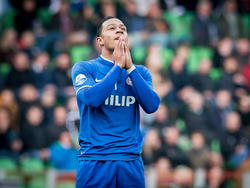 Memphis Depay baalt van zijn gemiste kopkans tijdens FC Groningen - PSV Eindhoven. (23-11-2014)