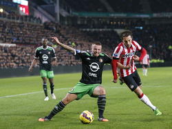 Jordy Clasie gaat het duel aan met Andrés Guardado tijdens PSV-Feyenoord in de Eredivisie. (17-12-14)