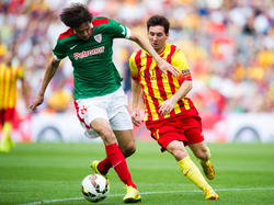 Iturraspe (izq.) conduce la pelota perseguido por Messi. (Foto: Getty)