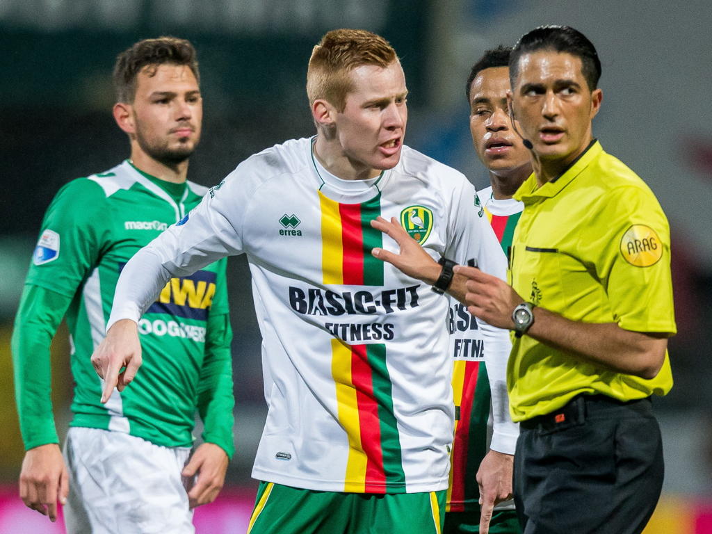 Mike van Duinen (m.) is woest nadat Serdar Gözübüyük (r.) het Haagse doelpunt heeft afgekeurd tijdens FC Dordrecht - ADO Den Haag. (07-02-2015)