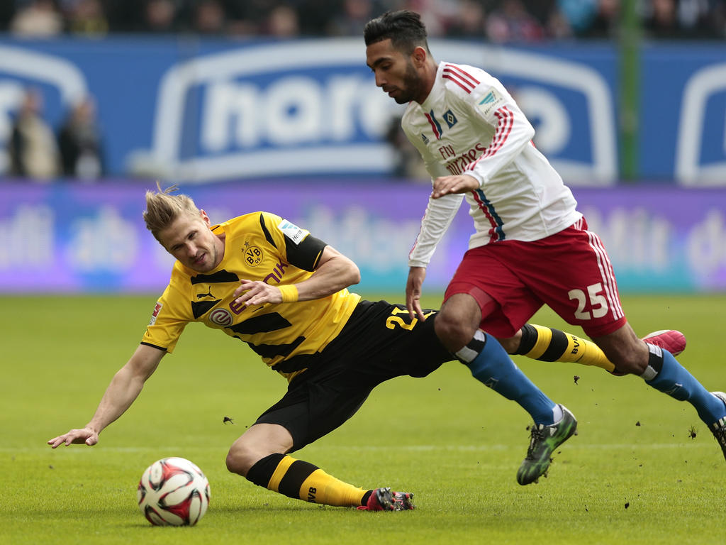Dortmunds Oliver Kirch (l.) nimmt es mit HSV-Stürmer 
Mohamed Gouaida auf