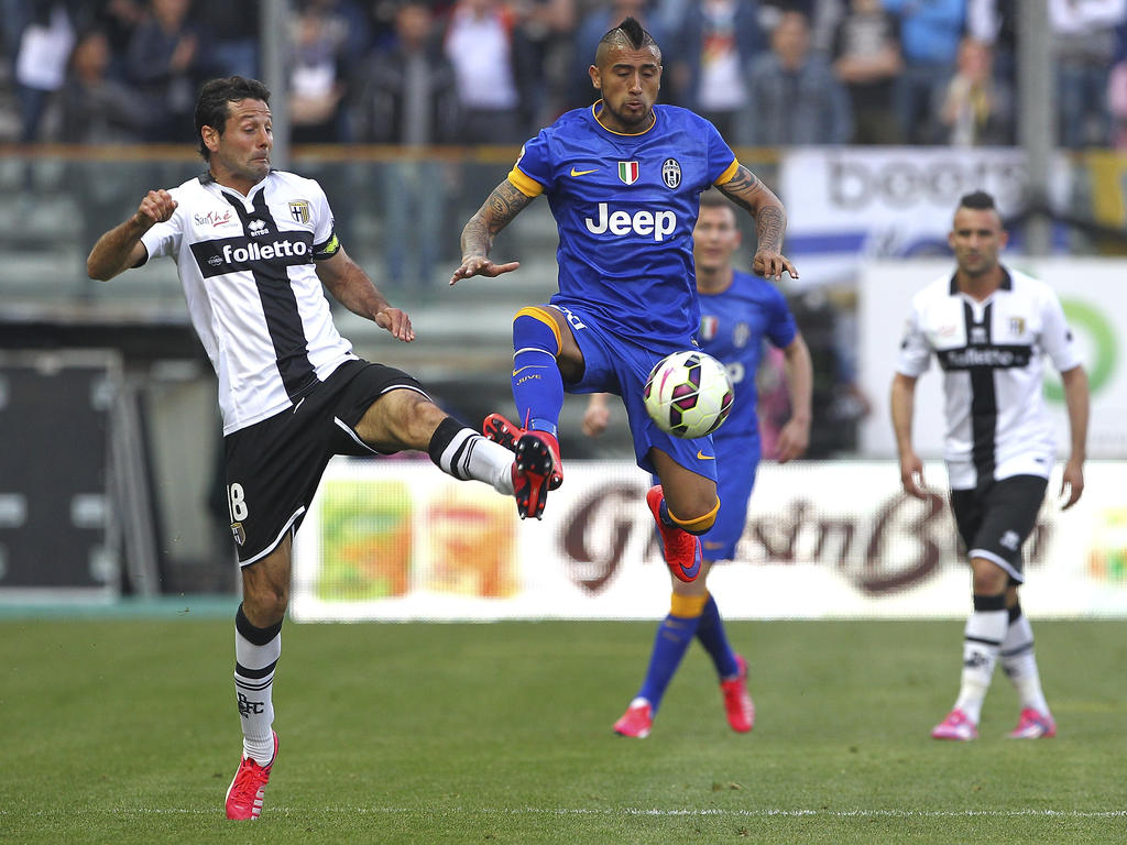 Gobbi (izq.) lucha con el juventino Arturo Vidal por la pelota. (Foto: Getty)