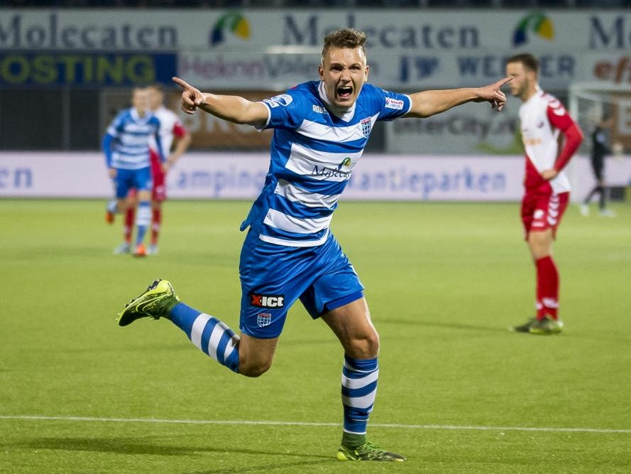 Na een kwartier spelen maakt Wouter Marinus de 1-0 tegen FC Utrecht. De middenvelder laat zich zien aan het publiek in Zwolle. (23-10-2015)