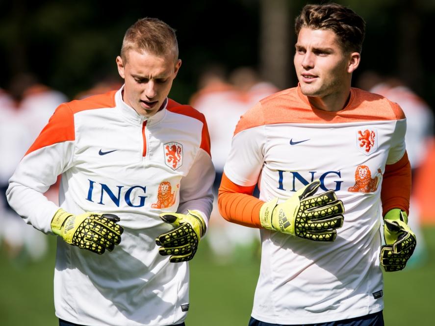 Maarten de Fockert (l.) en Mickey van der Hart (r.) beginnen rustig aan de warming-up voor de training van Jong Oranje. (02-04-2016)