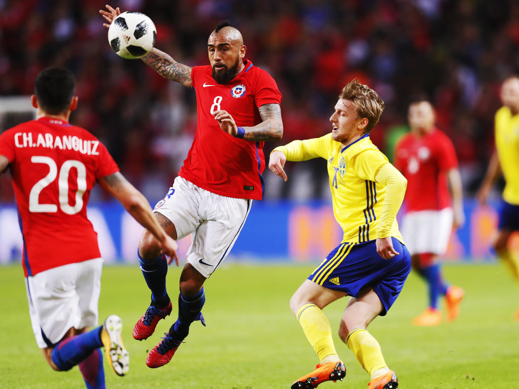Arturo Vidal se adelanta a por un balón ante un zaguero sueco. (Foto: Getty)
