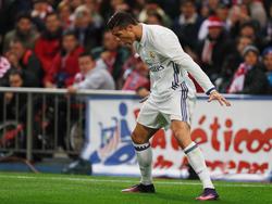 Cristiano Ronaldo viert zijn treffer tegen Atlético Madrid door op typische wijze te juichen. (19-11-2016)