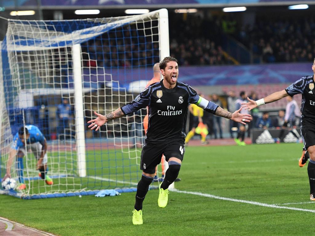Sergio Ramos rent juichend weg als hij Real Madrid op 1-1 heeft gezet tegen Napoli met een harde kopbal. (07-04-2017)