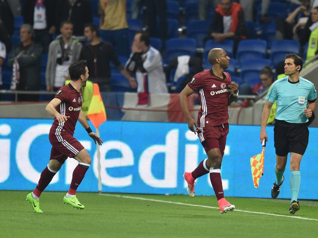 Ryan Babel (r.) heeft Beşiktaş op voorsprong geschoten tegen Olympique Lyon. (13-04-2017)