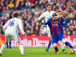 Messi conduce perseguido por Cristiano Ronaldo (Foto: Getty)