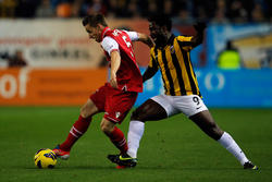 De sterke Bony van Vitesse probeert Donny Gorter de bal te ontfutselen in de eredivisiewedstrijd Vitesse - AZ (28-10-2012)