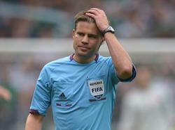 Zum Haare raufen: Felix Brych durchlebt nach dem Phantom-Tor von Hoffenheim eine schwierige Situation