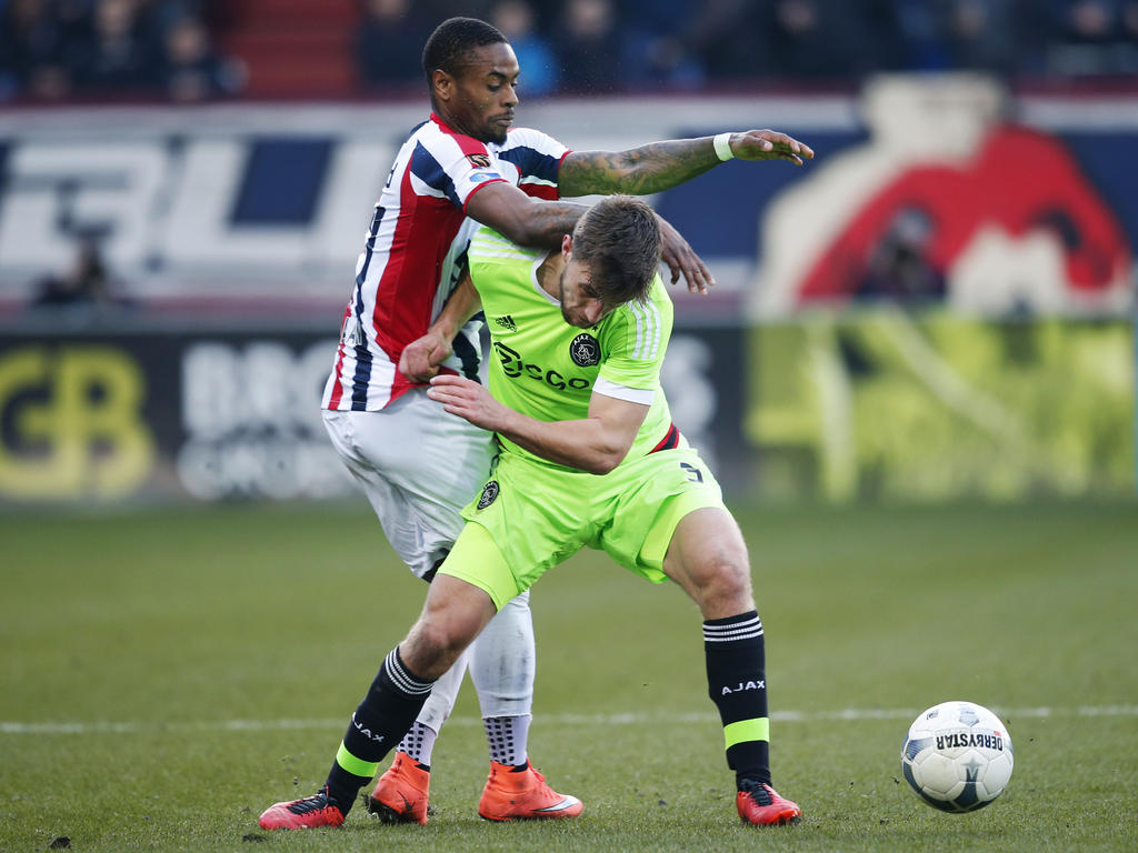 Joël Veltman (r.) en Terell Ondaan (l.) vechten veel fysieke duels uit tijdens de wedstrijd Willem II - Ajax. (06-03-2016)