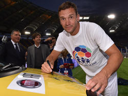 Andriy Shevchenko sitzt bei der Ukraine als Assistent auf der Bank
