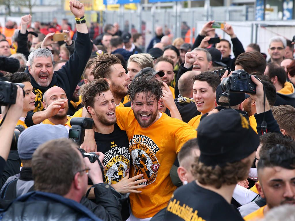 Dresdens Fans und Spieler lagen sich in den Armen Dresdens Fans und Spieler lagen sich in den Armen