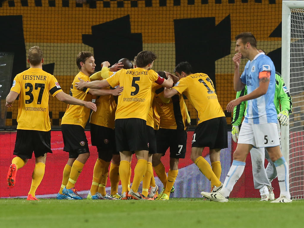 Die Spieler von Dynamo Dresden feiern den Sieg über 1860 München