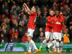 Robin van Persie viert zijn derde doelpunt van de avond met het publiek van Manchester United. (19-3-2014)