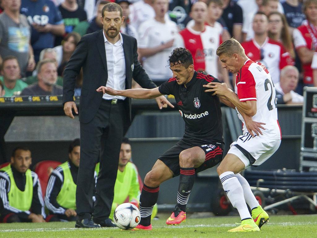 Sven van Beek (r.) probeert tijdens Feyenoord - Beşiktaş Mustafa Pektemek (m.) af te stoppen. (30-7-2014)