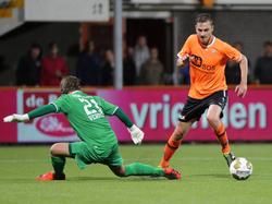 Guyon Philips (r.) passeert doelman Bram Verbist (l.) tijdens FC Volendam - Roda JC. (25-08-2014)