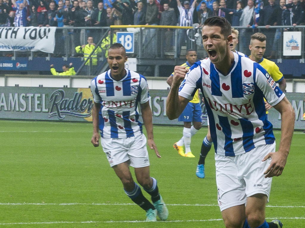 Mark Uth (r.) viert de 1-0 tijdens de Friese derby sc Heerenveen - SC Cambuur. (19-10-2014)