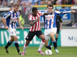 Georginio Wijnaldum (m.) probeert Joey van den Berg (l.) en Marten de Roon (r.) van zich af te schudden tijdens sc Heerenveen - PSV Eindhoven. (28-09-2014)