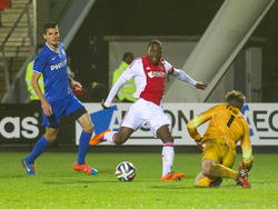 Sheraldo Becker (m.) stuit tijdens Jong Ajax - Jong PSV op doelman Nigel Bertrams (r.). Menno Koch (l.) kan de inzet niet meer voorkomen. (24-10-2014)
